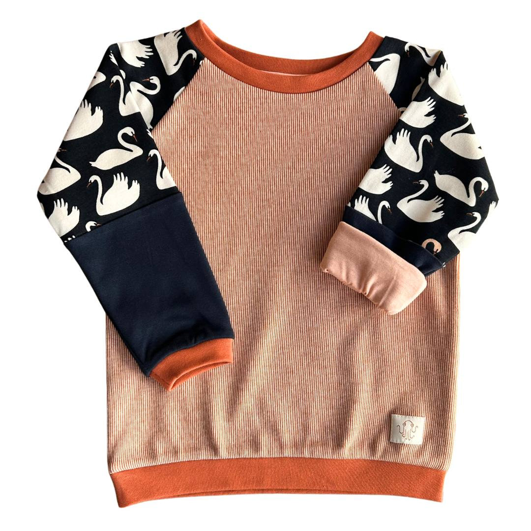 27. Mitwachsender Sweater Kinder ganzjährig | Bio Jersey + Baumwoll-Interlock | Apricot Terrakotta - Schwäne dunkelblau
