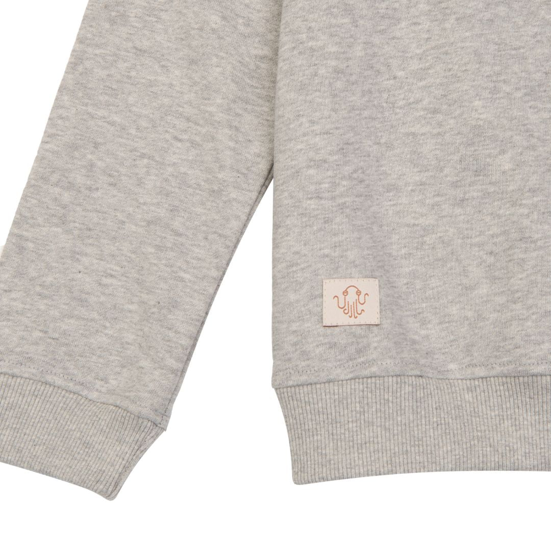 Raglan Erwachsenenpulli. Unifarben hellgrau meliert. Ärmel und Saum mit Bündchen.